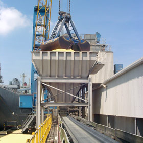 grain unloading via hopper to quayside storage facility